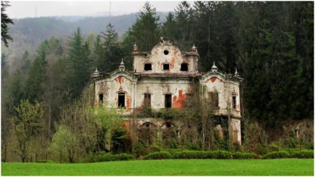 1. Villa De Vecchi - The Red House, Cortenova (LC)