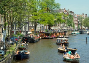 Canal_in_Jordaan,_Amsterdam_(9258952020)