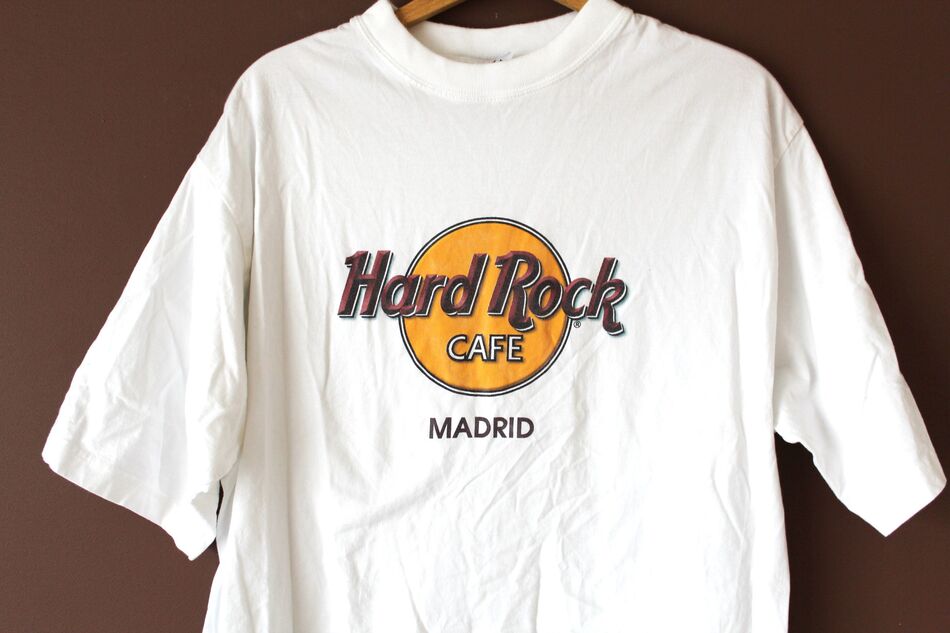 1. Hard Rock Cafè T-Shirt - All Around the World