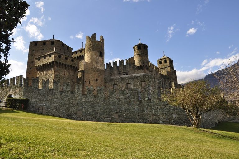 The 10 Most Beautiful Castles In Italy - Thebitetour.com