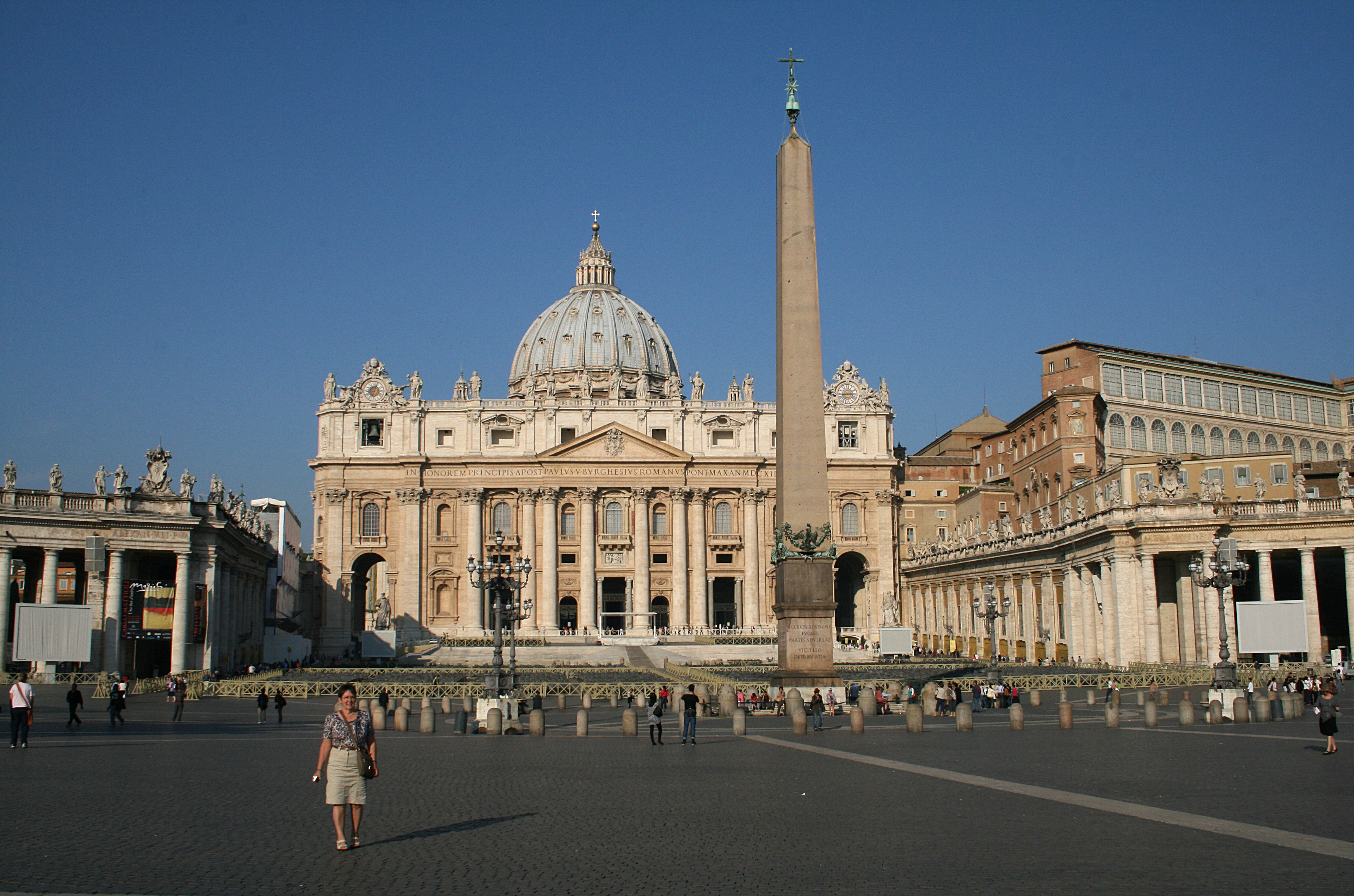 File:0 Place Saint-Pierre - Vatican (3).JPG - Wikimedia Commons
