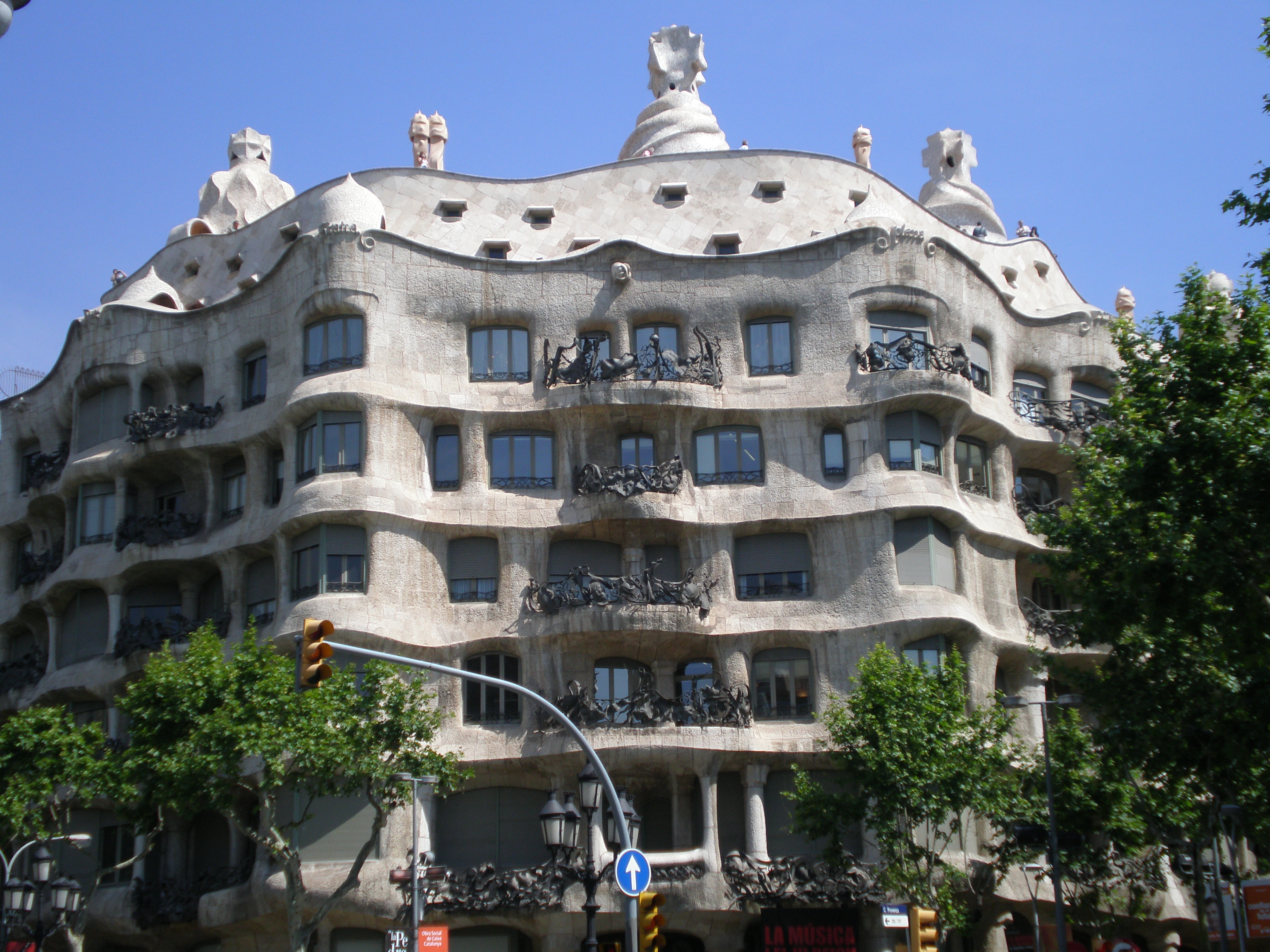File:Casa Milà (Barcelona) - 5.jpg - Wikimedia Commons