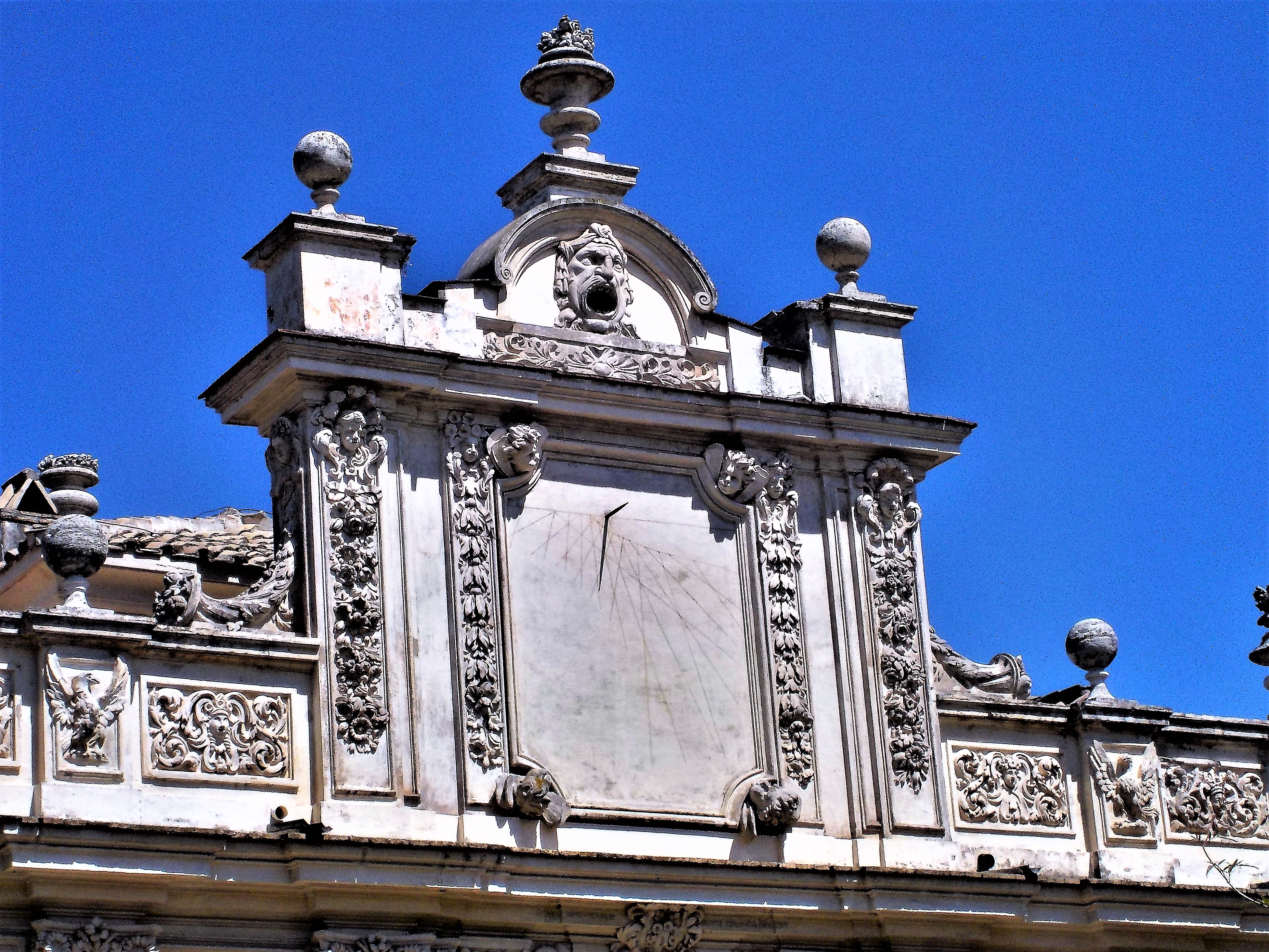 File:Secret Gardens of Villa Borghese, the sundial with the four winds. Rome.jpg - Wikimedia Commons