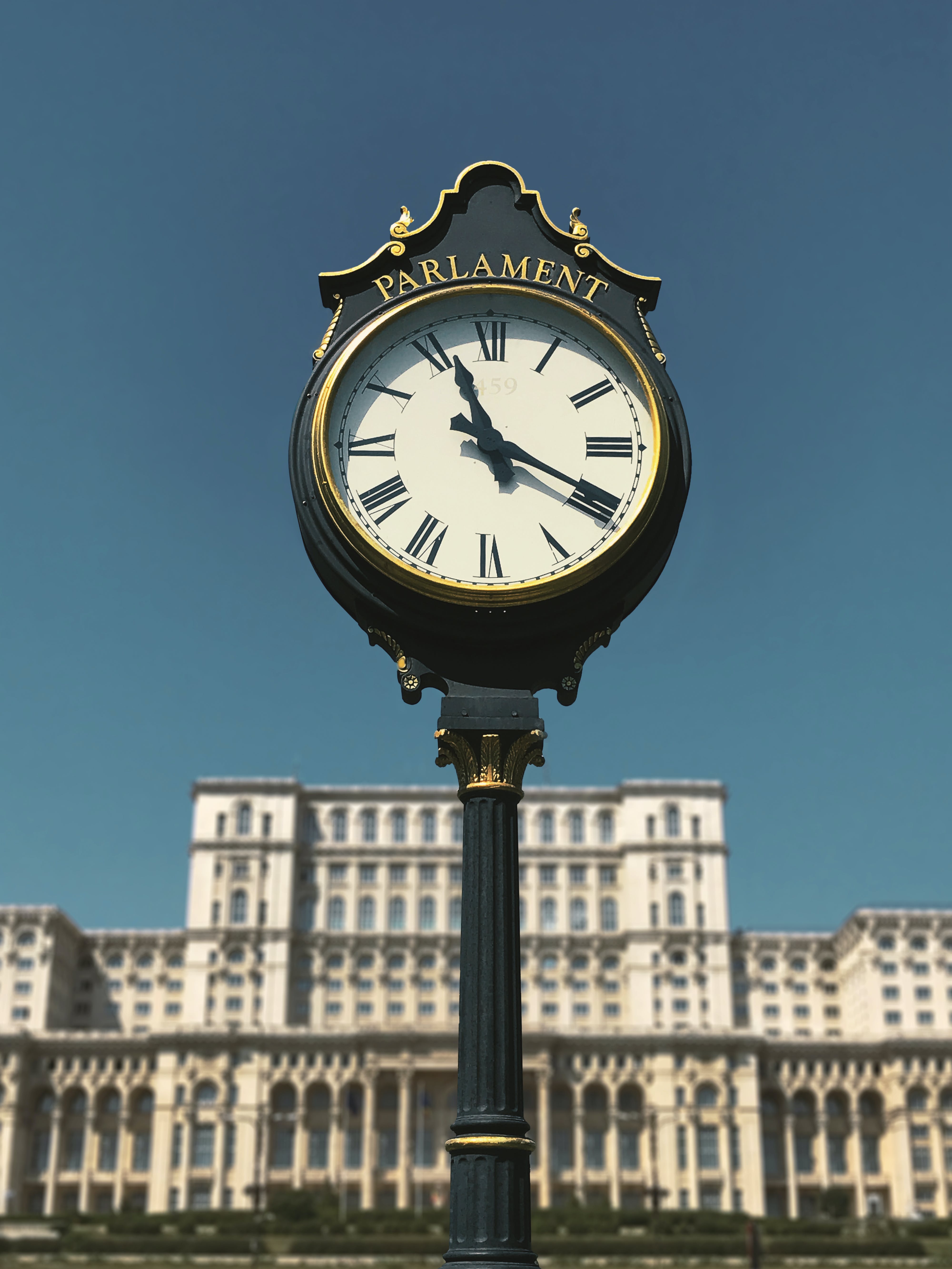 Black and White Analog Clock at 10 00