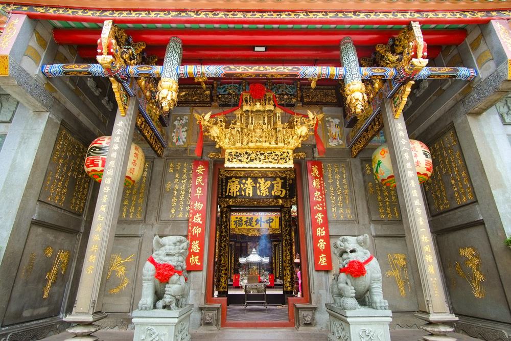 Admire the Phoc An Hoi Quan Pagoda