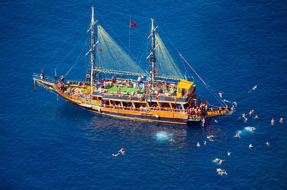 Alanya Boat Trip with BBQ Lunch and Drinks