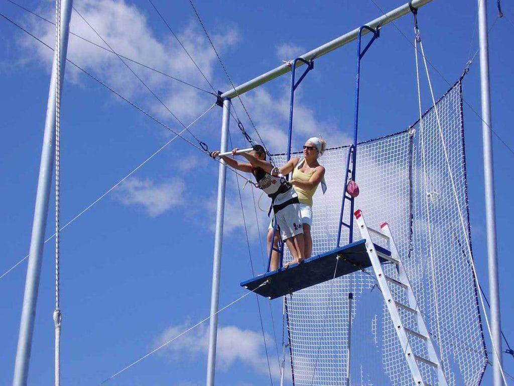Fly on a trapeze