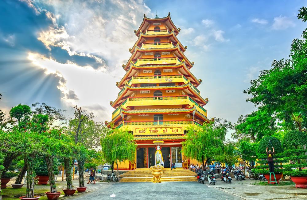 Visit the Giac Lam Pagoda